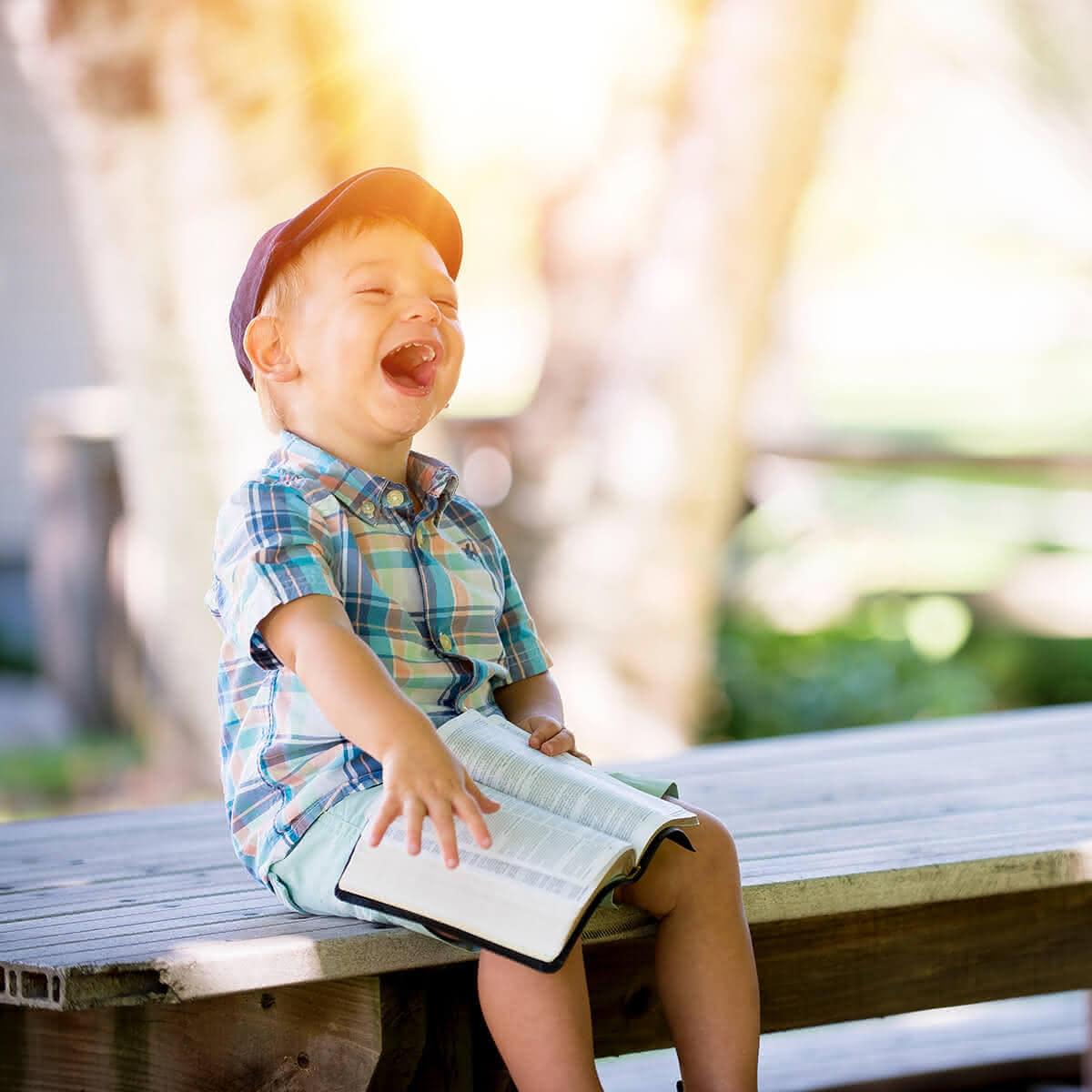 Lachendes Kind auf einer Bank