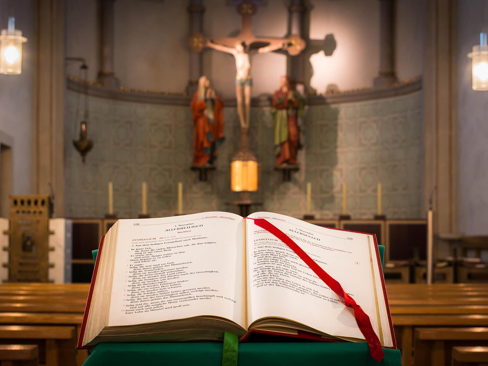 Die heilige Schrift (c) CC0 1.0 - Public Domain (von unsplash.com)